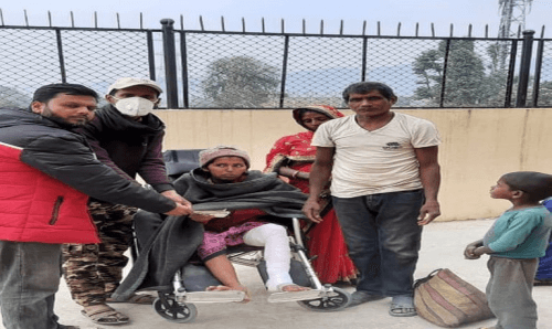 थलिएको महरा परिवारलाई जनमत पार्टीद्धारा अस्पतालमै पुगेर आर्थिक सहयोग