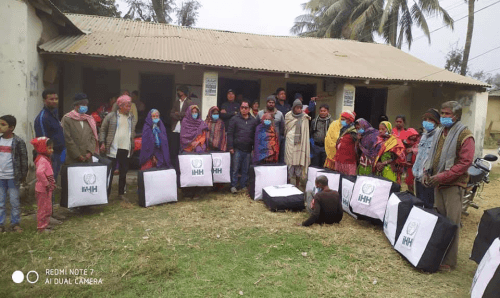 गरिब र असहायलाई हेस्राको ज्याकेट र कम्बल